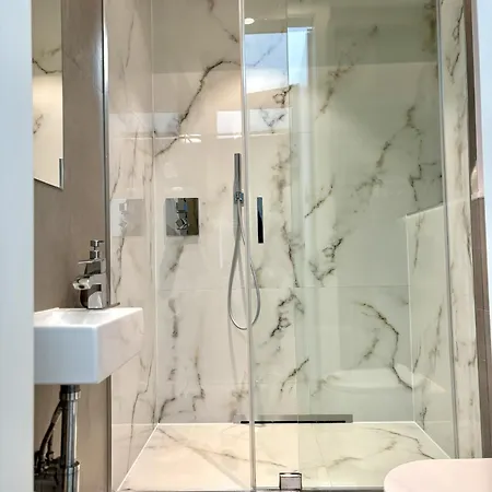 Sky & Luxury アパート *