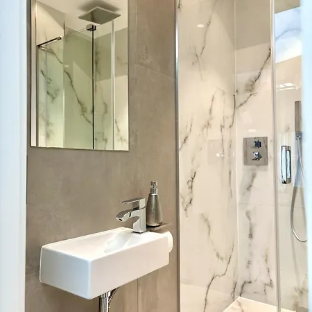 Sky & Luxury ワルシャワ