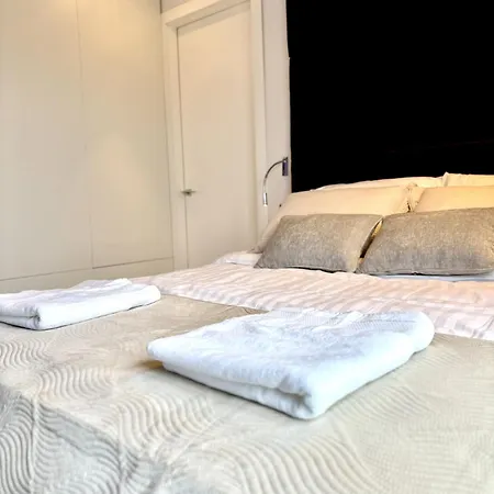 Sky & Luxury アパート